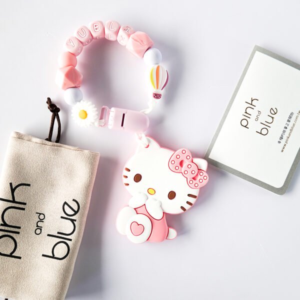 Hello Kitty 固齒器奶嘴鏈套組－YUEli 雛菊 熱氣球 袋 卡，客製名字示意