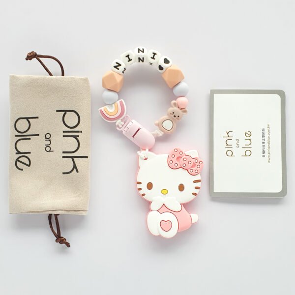 Hello Kitty 固齒器奶嘴鏈套組－nini 彩虹 愛心 兔子 袋 卡，客製名字示意