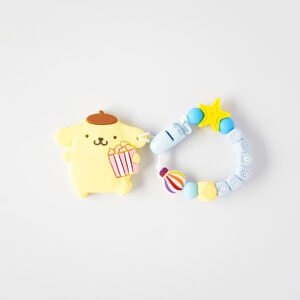 布丁狗 Pompompurin 固齒器奶嘴鏈套組，POMPOM 星星熱氣球款與客製名字示意