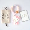 Hello Kitty 固齒器奶嘴鏈套組－pupu 獅子 袋 卡，客製名字示意