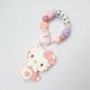 Hello Kitty 固齒器奶嘴鏈套組－QIAO 雛菊款，客製英文名字示意