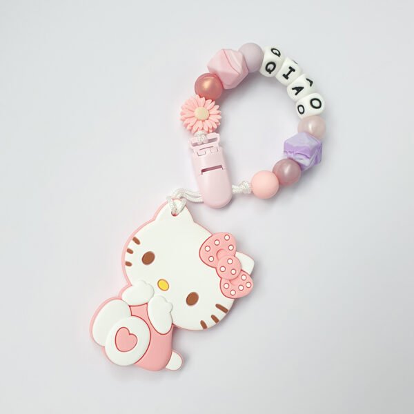 Hello Kitty 固齒器奶嘴鏈套組－QIAO 雛菊款，客製英文名字示意