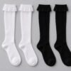 lace-crew-socks-07-scene 蕾絲中筒襪|黑白蕾絲花邊,制服與日常都好搭