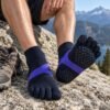 toe-grip-socks-04-scene 五指防滑運動襪|分趾止滑矽膠 透氣機能襪 登山健身 - pink and blue